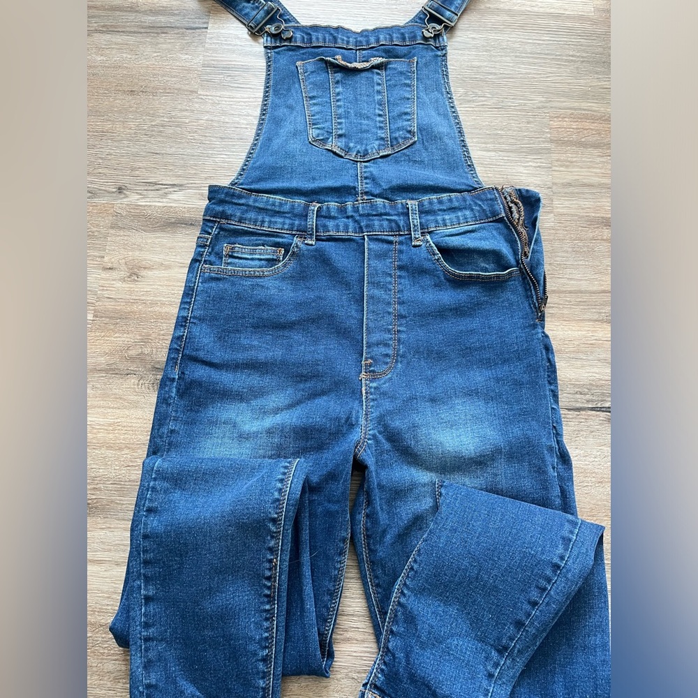 Forever 21 overalls. Stretching denim. Size M.